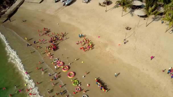 Belo Panorama Aéreo Ondas Oceânicas Espumosas Longas Largas Rolam Praia — Vídeo de Stock