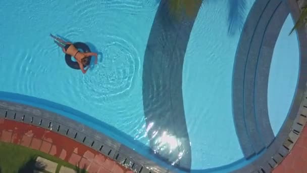View Slim Meisje Zwarte Bikini Ligt Opblaasbare Ring Zeilen Zwembad — Stockvideo
