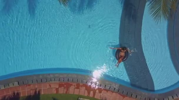 Flycam Toont Mooie Hotel Zwembad Azuurblauwe Water Met Dame Zittend — Stockvideo