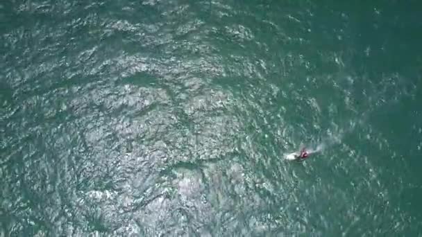 Vertikal Kleine Windsurferfigur Segelt Mit Schäumender Spur Auf Wogenden Meereswellen — Stockvideo