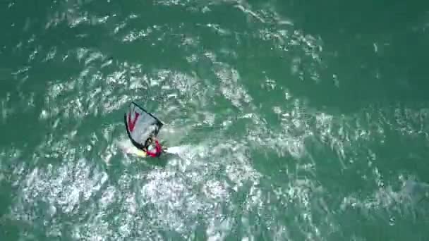 Verticale Afbeelding Windsurfer Beginner Treinen Zware Oceaan Golven Gleaming Zonlicht — Stockvideo