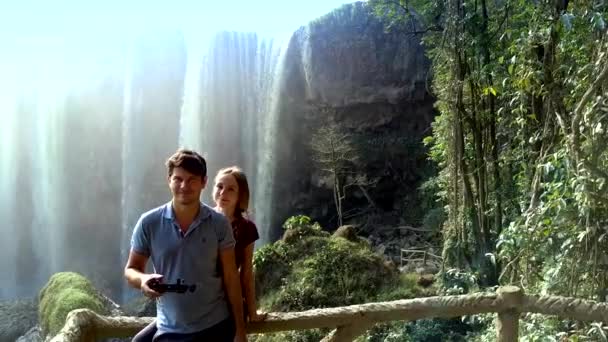 Europäische Touristen Stehen Auf Aussichtsplattform Vor Schönen Schäumenden Wasserfallbächen — Stockvideo