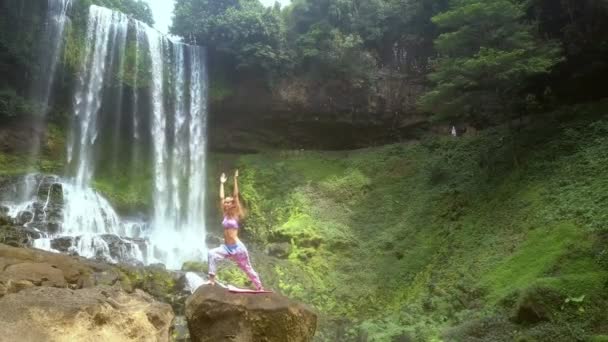Λεπτή Ξανθιά Κοπέλα Εγείρει Χέρια Για Αλλάξετε Yoga Πόζα Στο — Αρχείο Βίντεο