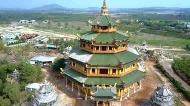 muhteşem üst görünümü büyük çok katlı Budist Tapınağı resimsel manzara karşı yapım aşamasında