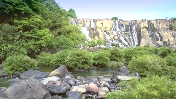 Luftbewegung Über Große Runde Steine Fluss Grünem Gestrüpp Gegen Schöne — Stockvideo