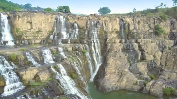 鸟瞰远方游客小图攀登岩石看 Pongour 瀑布一般图片 — 图库视频影像