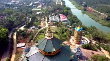 kuş-göz uçuş Budist Tapınağı karmaşık Chua Duoc Su ile towerlike pagoda Vadisi arasında nehir kıyısında yer alan