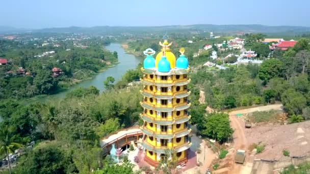 Movimento Moderne Cupole Pagoda Gialle Blu Con Mani Sculture Diverse — Video Stock