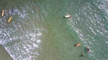 FlyCAM sörfçü ile sığ dalgalar için masmavi okyanus gider