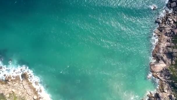 Meereswellen wälzen sich auf Sandstreifen in felsigem Fjord — Stockvideo