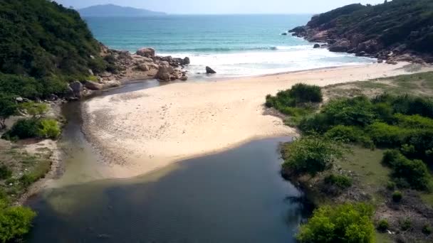 Vol lent de la rivière peu profonde à la bande de sable et l'océan — Video