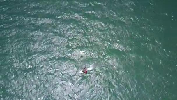 ウィンド サーフィンの帆オープンのターコイズ ブルーの海 — ストック動画