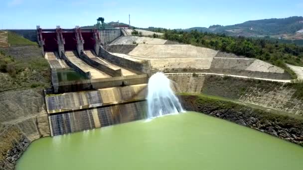 Panoramisch Uitzicht Enorme Dam Krachtige Water Stroom Riviertjes Groene Rivier — Stockvideo