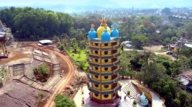 drone ile sarı ve mavi kubbeler nehir ve yeşil vadi karşı yüksek pagoda Budist, üst kat sayısı yaklaşımlar