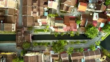 inanılmaz dikey görünüm çok renkli çatılar antik Hoian bölgesinin sabah güneş yaktı