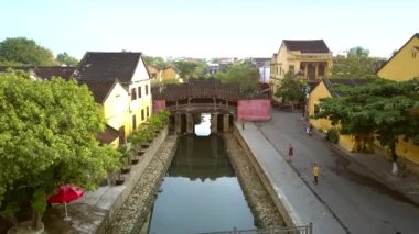ünlü kapalı Japon Köprüsü ve bütün Hoian eski bölge cityscape yukarıda fantastik uçuş
