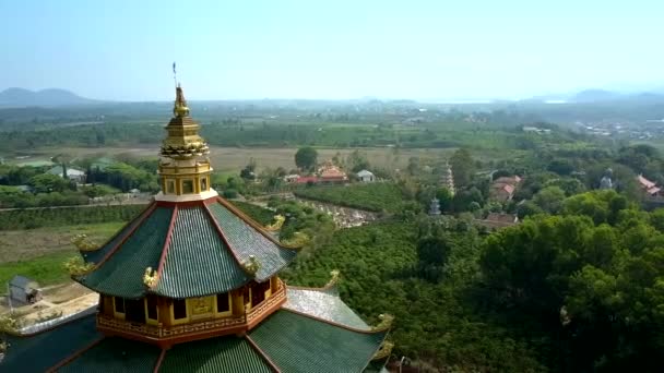 Flycam Mostra Incredibile Valle Tropicale Rurale Con Panoramico Tempio Buddista — Video Stock