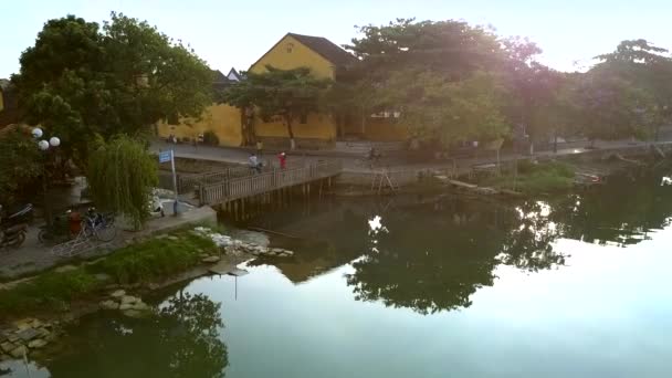 Von Wind Baum Reflexionen Auf Flusswasser Der Nähe Von Brücke — Stockvideo