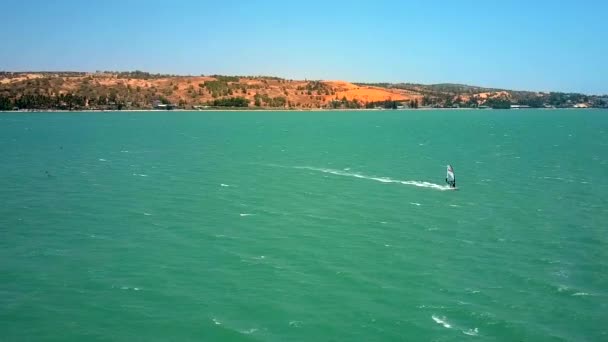 Majestuoso Panorama Aéreo Windsurfer Trenes Principiantes Mar Abierto Contra Costa — Vídeos de Stock