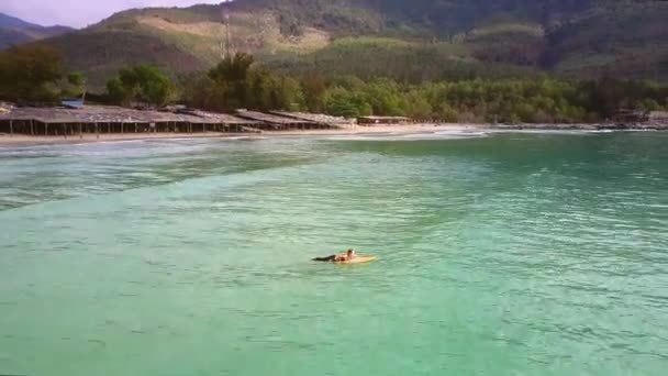 Schöne Panorama Frau Liegt Auf Surfbrett Und Paddelt Auf Ruhigen — Stockvideo