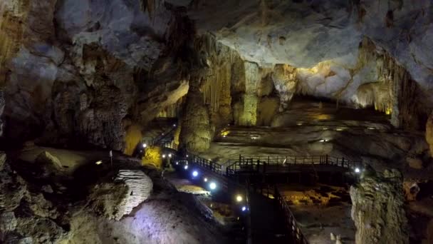 一般的なパノラマ ビュー暗いと明るい場所で無限 原始的な美の楽園洞窟 — ストック動画