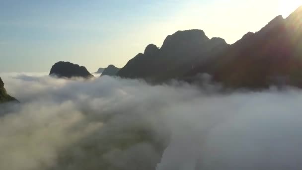 Flycam Vliegt Boven Dikke Witte Wolken Tegen Fantastische Heuvel Silhouetten — Stockvideo