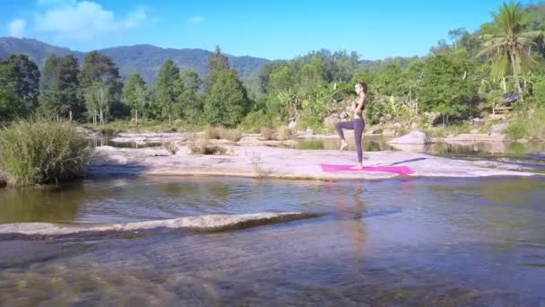 Nahaufnahme Schlanke Frau Steht Yoga Position Gegen Grünen Fluss Mit — Stockvideo