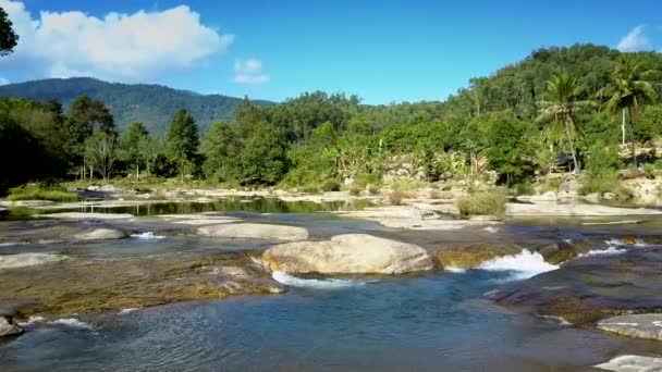 Erstaunliche Luftaufnahme Über Dem Schönen Fluss Mit Mächtigen Stromschnellen Gegen — Stockvideo