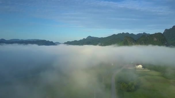 Fantastiska Panorama Kullar Och Blå Himmel Ovanför Dimma Och Vitt — Stockvideo