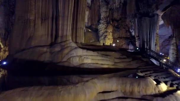 Magnifiques Terrasses Pierre Forme Vague Bizarre Dans Une Immense Grotte — Video