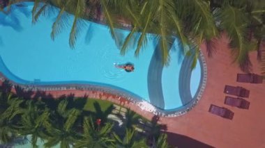 dron güzel resort otel yüzme havuzu avuç içi ile kişi küçük rakam üzerinden halka üzerinde gösterir.