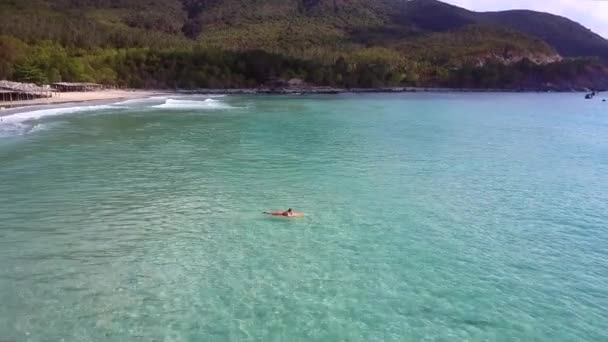 Panorama Mujer Encuentra Tabla Surf Flotando Mar Tranquilo Contra Impresionante — Vídeos de Stock