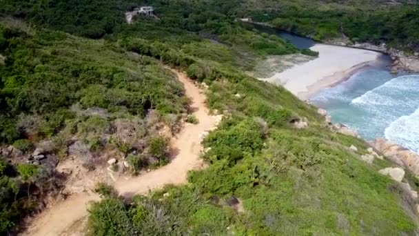 Strada di terra sulla collina e downwads spiaggia laguna blu — Video Stock