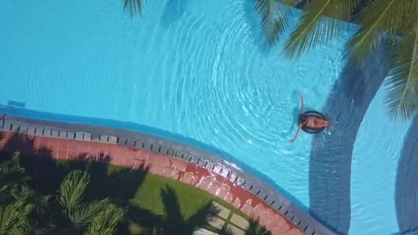 Imagem Aérea Pictórica Brilho Sol Água Azul Piscina Perto Menina — Vídeo de Stock