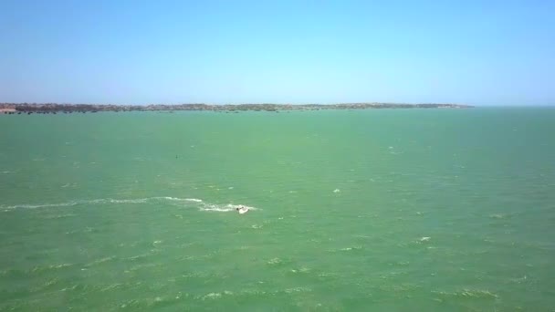 上观风帆新手帆上船 落到水中对无边的海洋 — 图库视频影像
