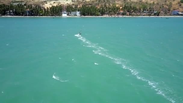 Vista Superior Pictórica Surfista Navega Costa Tropical Con Largo Rastro — Vídeos de Stock