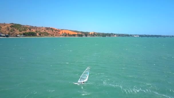 Foto Interessante Windsurfer Combatte Con Vento Onde Cresta Dell Oceano — Video Stock