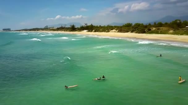 Impressionante Vista Aerea Spiaggia Sabbia Tropicale Con Tende Sole Contro — Video Stock