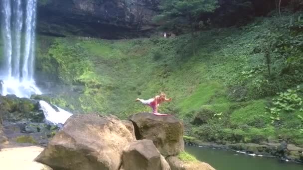 Vista Superior Mulher Fica Joelho Ioga Pose Pedra Contra Cachoeira — Vídeo de Stock