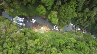 muazzam yüksek hava görünümünü sınırsız bakir orman ve nehir şelale ile geçit