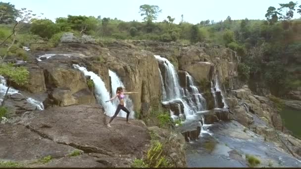 Mujer Vista Superior Equilibra Posición Yoga Virabhadrasana Sobre Piedra Plana — Vídeo de stock