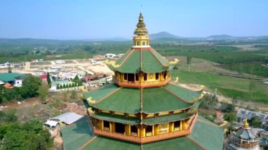 Budist Tapınağı son yüksek ahşap kat yeşil çatılar karşı resimsel şehir etrafında şaşırtıcı hareket