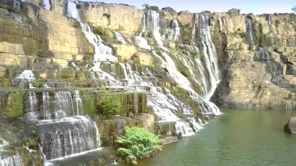 Ongelooflijke Landschap Talrijke Beroemde Pongour Waterval Water Stromen Naar Beneden — Stockvideo
