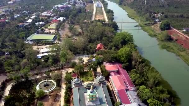 Flycam Hangs Beautiful Modern Buddhist Monastery Complex Situated Tranquil River — Stock Video