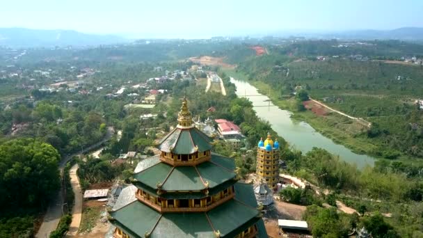 複雑な仏教 Momastery の川によって交差する信じられないほど空撮ベトナム高地谷 — ストック動画