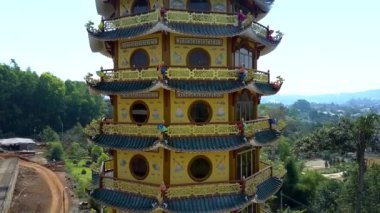 doğal towerlike multistorey Budist pagoda balkonlu ve çıkıntılı saçak boyunca dron yükselir