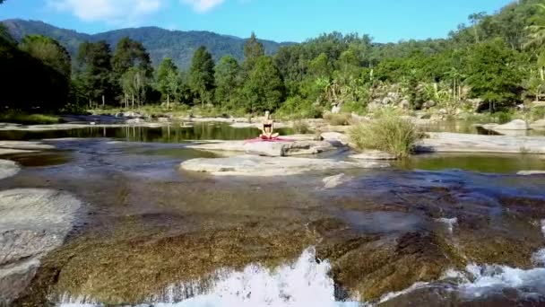 Drone Vista Donna Concentrata Siede Posa Yoga Pietra Contro Bella — Video Stock