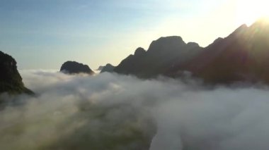 inanılmaz hava panorama hareket kalın sabah sis sarp tepeler ve sonsuz gökyüzü güneş doğmadan önce karşı yukarıda