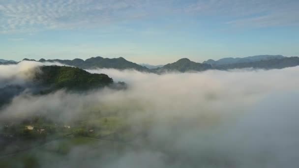 간신히 보이는 계곡에 두꺼운 안개에서 인상적인 파노라마 어두운 꼭대기 — 비디오