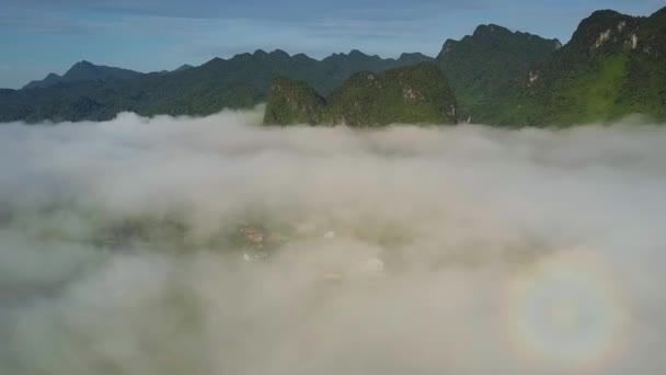 Fantásticas Nuvens Panorâmicas Aéreas Desceram Vale Abaixo Cadeia Das Colinas — Vídeo de Stock